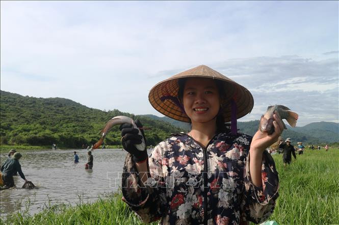 Lễ hội đánh cá Đồng Hoa thu hút sự tham gia của người dân. Ảnh: Hoàng Ngà – TTXVN Độc đáo lễ hội đánh cá Đồng Hoa ảnh 3