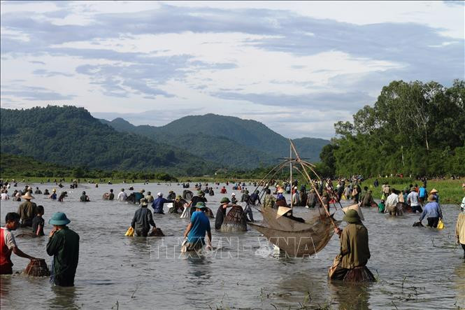 Đầm Vực, nơi diễn ra là hội đánh cá Đồng hoa rộng hơn 30ha nằm ven chân núi Hồng Lĩnh. Ảnh: Hoàng Ngà – TTXVN Độc đáo lễ hội đánh cá Đồng Hoa ảnh 1