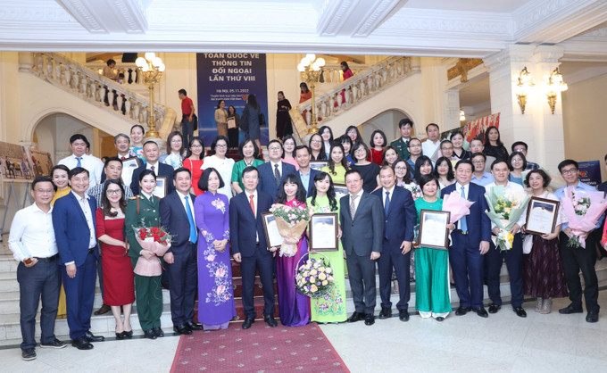 Thường trực Ban Bí thư Võ Văn Thưởng, Trưởng ban Tuyên giáo Trung ương Nguyễn Trọng Nghĩa cùng đại biểu với lãnh đạo TTXVN và các tác giả, nhóm tác giả đoạt giải thưởng tại Lễ trao Giải thưởng toàn quốc về thông tin đối ngoại lần thứ VIII - năm 2022. Ảnh: Phương Hoa - TTXVN Giữ vững vị thế cơ quan thông tấn quốc gia (Bài 2) ảnh 3