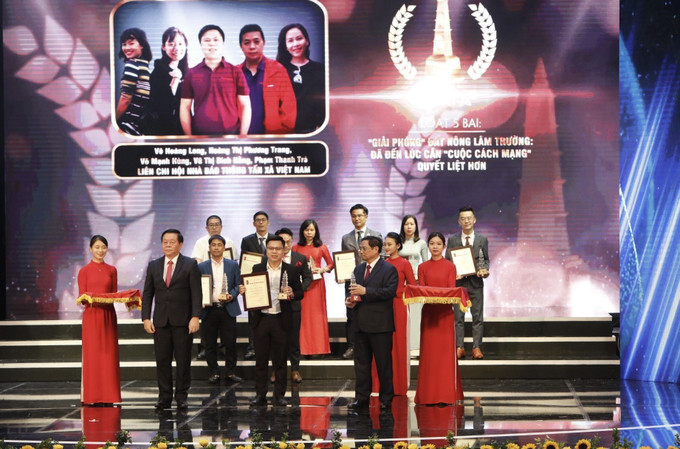 Thủ tướng Chính phủ Phạm Minh Chính và Bí thư Trung ương Đảng, Trưởng ban Tuyên giáo Trung ương Nguyễn Trọng Nghĩa trao giải A cho các tác giả tại Lễ Trao giải Báo chí Quốc gia lần thứ XVI - năm 2021. Ảnh: Trần Việt – TTXVN Giữ vững vị thế cơ quan thông tấn quốc gia (Bài 2) ảnh 2