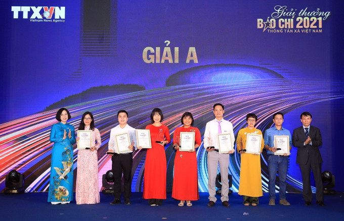 Tổng Giám đốc Thông tấn xã Việt Nam Vũ Việt Trang và Phó Chủ tịch thường trực Hội Nhà báo Việt Nam Nguyễn Đức Lợi trao giải A cho các tập thể và cá nhân. Ảnh: Tuấn Anh – TTXVN Giữ vững vị thế cơ quan thông tấn quốc gia(Bài 1) ảnh 4