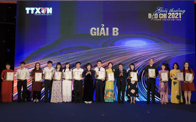 Các tác giả, tập thể đạt giải B tại Lễ trao giải thưởng báo chí 2021 của TTXVN. Ảnh: Tuấn Anh – TTXVN Giữ vững vị thế cơ quan thông tấn quốc gia(Bài 1) ảnh 2