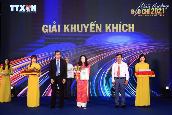 Các tác giả, tập thể đạt giải Khuyến khích tại Lễ trao giải thưởng báo chí 2021 của TTXVN. Ảnh: Tuấn Anh - TTXVN Giữ vững vị thế cơ quan thông tấn quốc gia(Bài 1) ảnh 3