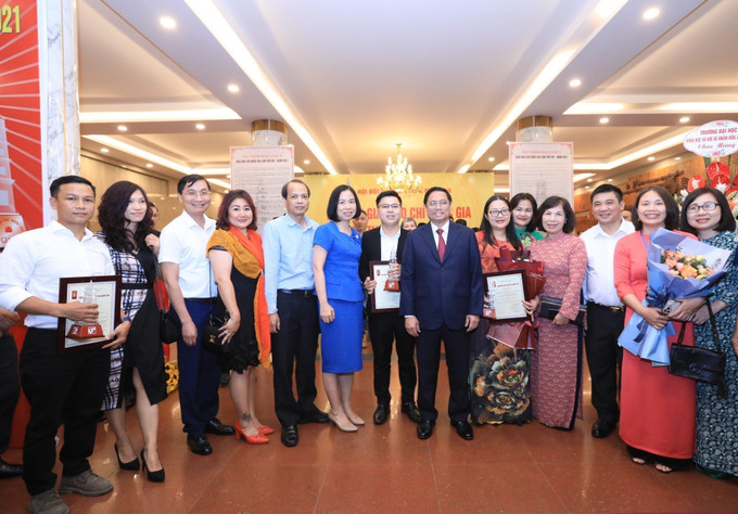 Thủ tướng Chính phủ Phạm Minh Chính chụp ảnh cùng lãnh đạo và các phóng viên Thông tấn xã Việt Nam đạt giải báo chí quốc gia tại Lễ Trao giải Báo chí Quốc gia lần thứ XVI - năm 2021. Ảnh: Tuấn Anh – TTXVN Giữ vững vị thế cơ quan thông tấn quốc gia (Bài 2) ảnh 1
