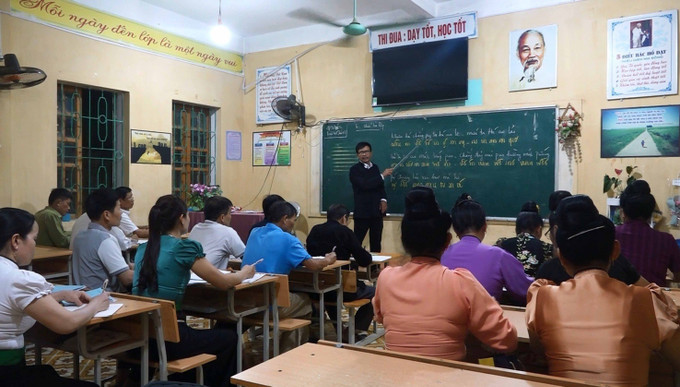Các học viên tham gia lớp học chữ Thái cổ tại phường Cầu Thia, thị xã Nghĩa Lộ (Yên Bái) . Ảnh: Xuân Thắng Nơi lưu truyền giá trị văn hóa vùng đất Mường Lò ảnh 2