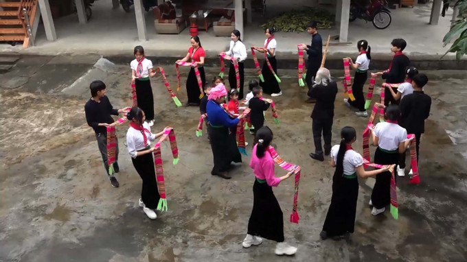 Các nghệ nhân và người am hiểu xòe Thái ở Câu lạc bộ bảo tồn văn hóa dân tộc thị xã Nghĩa Lộ là những hạt nhân tích cực trong việc bảo tồn, giữ gìn xòe Thái. Ảnh: Xuân Thắng Nơi lưu truyền giá trị văn hóa vùng đất Mường Lò ảnh 4