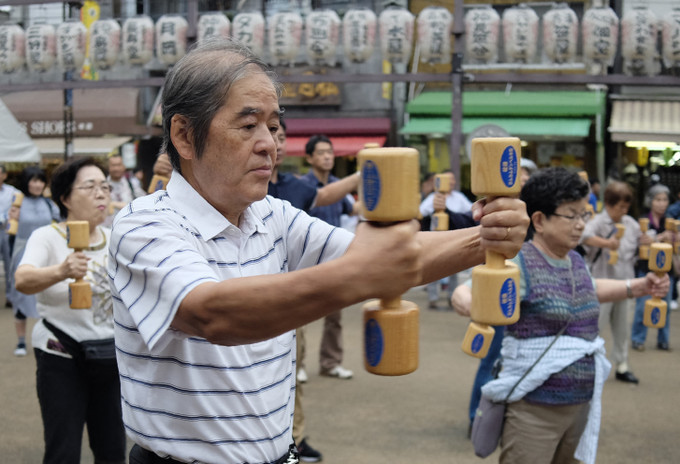 Người cao tuổi tập thể dục tại Tokyo, Nhật Bản. Ảnh: AFP/TTXVN Tuổi thọ của con người có thể tăng lên 120 tuổi ảnh 1