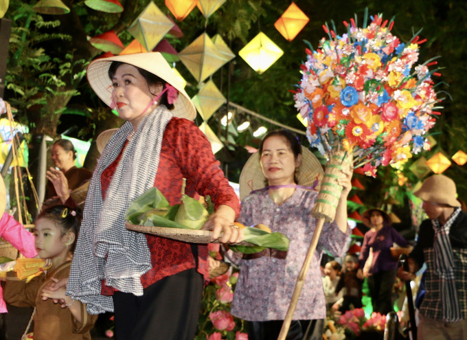 Nét đẹp tiểu thương chợ Đông Ba trong thời chiến tranh được tái hiện chân thật trong đêm diễn. Ảnh: Mai Trang-TTXVN Thướt tha tà áo dài của các diễn viên không chuyên chợ Đông Ba (Thừa Thiên - Huế) ảnh 3