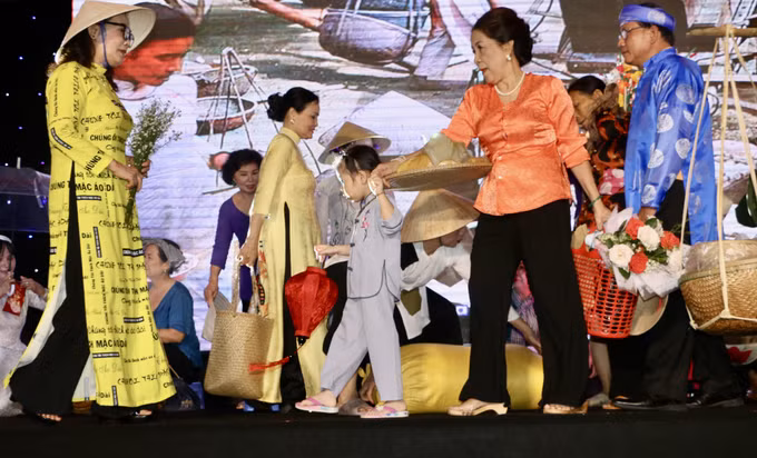 Thướt tha tà áo dài của các diễn viên không chuyên chợ Đông Ba (Thừa Thiên - Huế) ảnh 5