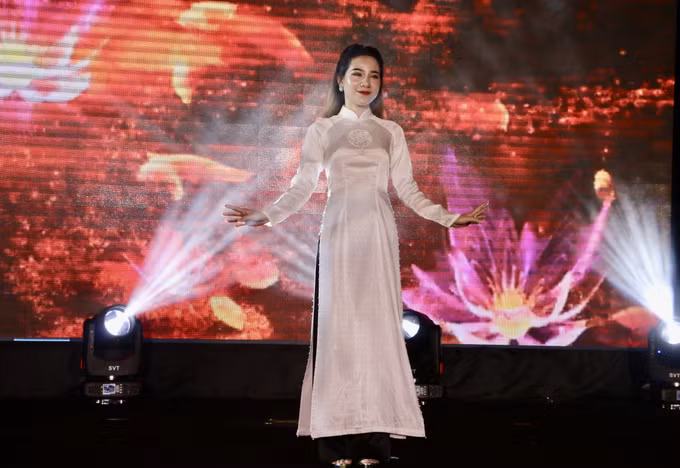 Thướt tha tà áo dài của các diễn viên không chuyên chợ Đông Ba (Thừa Thiên - Huế) ảnh 2