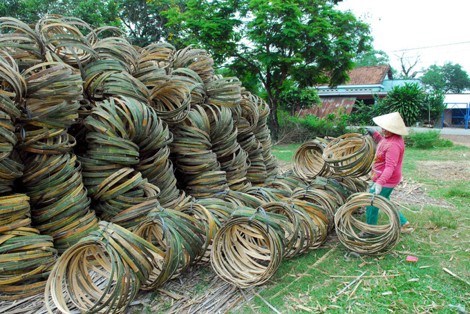 Làng nghề đan lát xã Thái Mỹ (huyện Củ Chi) được xem là cái nôi của các sản phẩm làm từ tre, trúc; sản phẩm đa dạng từ rổ, rá, thúng, mủng đến giần, sàng, nia, sọt…. Ảnh: Mạnh Linh Thành phố Hồ Chí Minh giữ gìn và phát triển các làng nghề truyền thống ảnh 2