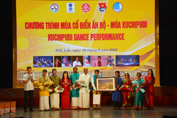 Tặng hoa cho các nghệ sĩ đoàn múa Ấn Độ và Tổng Lãnh sự quán Ấn Độ. Ảnh: Hoài Thu – TTXVN Chương trình múa cổ điển Ấn Độ - Kuchipudi tại Đắk Lắk ảnh 1