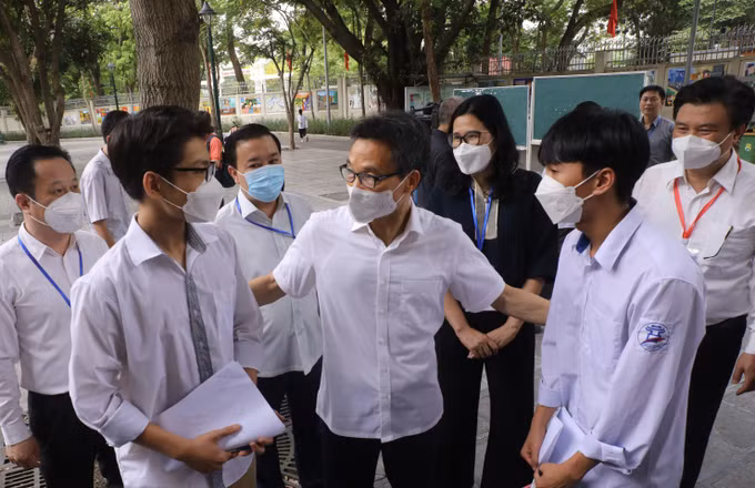 Kỳ thi tốt nghiệp Trung học Phổ thông năm 2022: Phó Thủ tướng Chính phủ Vũ Đức Đam động viên phụ huynh và thí sinh Hà Nội ảnh 4
