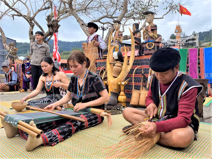 Người Cơ-tu khôi phục nghề truyền thống ảnh 2