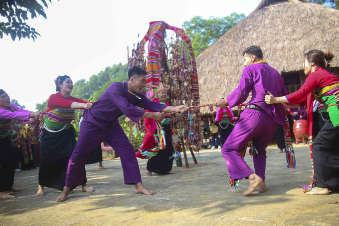 Diễn trò kéo co tại lễ Pồôn Pôông của dân tộc Mường tỉnh Thanh Hóa. Ảnh: Tuấn Đức – TTXVN Tái hiện lễ Pồôn Pôông của dân tộc Mường tỉnh Thanh Hóa ảnh 9