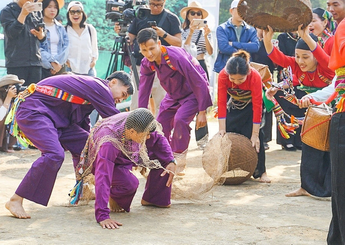 Diễn trò đánh cá tại lễ Pồôn Pôông của dân tộc Mường tỉnh Thanh Hóa. Ảnh: Tuấn Đức – TTXVN Tái hiện lễ Pồôn Pôông của dân tộc Mường tỉnh Thanh Hóa ảnh 11