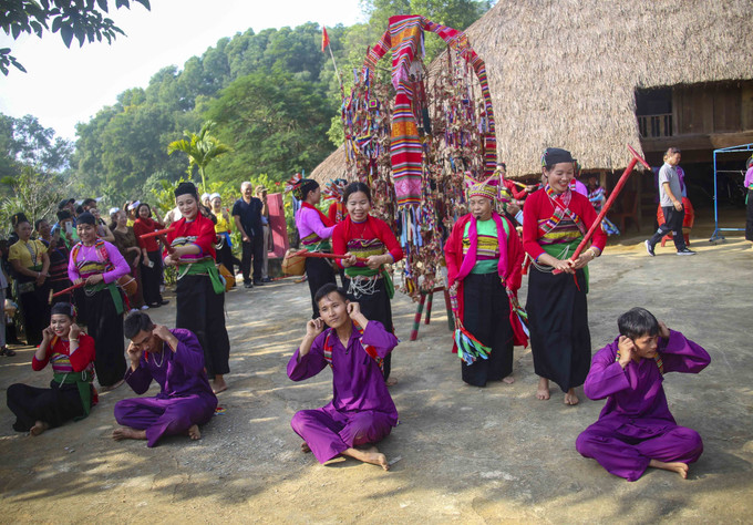 Diễn trò phát nương - phát rẫy tại lễ Pồôn Pôông của dân tộc Mường tỉnh Thanh Hóa. Ảnh: Tuấn Đức – TTXVN Tái hiện lễ Pồôn Pôông của dân tộc Mường tỉnh Thanh Hóa ảnh 14