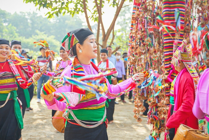 Sau phần lễ của Ậu Máy là phần hội. Tất cả các trò diễn đều xoay quanh cây Bông, mô phỏng lại các phong tục, tập quán của người Mường, phản ánh đời sống tâm linh văn hóa của người Mường. Ảnh: Tuấn Đức – TTXVN Tái hiện lễ Pồôn Pôông của dân tộc Mường tỉnh Thanh Hóa ảnh 8