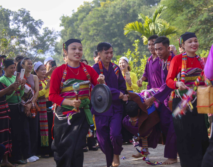 Diễn trò bắt hổ dữ tại lễ Pồôn Pôông của dân tộc Mường tỉnh Thanh Hóa. Ảnh: Tuấn Đức – TTXVN Tái hiện lễ Pồôn Pôông của dân tộc Mường tỉnh Thanh Hóa ảnh 12