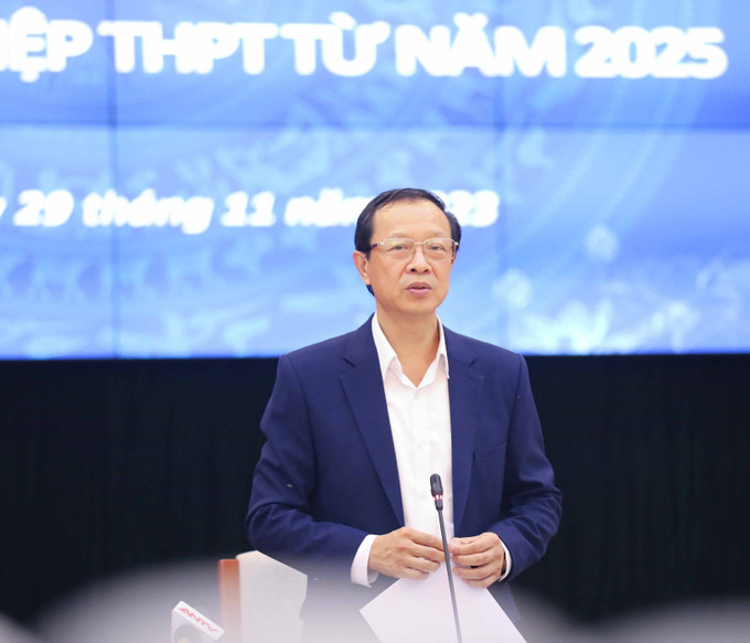 Thứ trưởng Bộ Giáo dục và Đào tạo Phạm Ngọc Thưởng phát biểu trong họp báo chiều 29/11/2023. Ảnh: Thanh Tùng – TTXVN Thi tốt nghiệp Trung học Phổ thông từ 2025: Công bố định dạng, cấu trúc mô phỏng đề thi trong quý 4/2023 ảnh 2