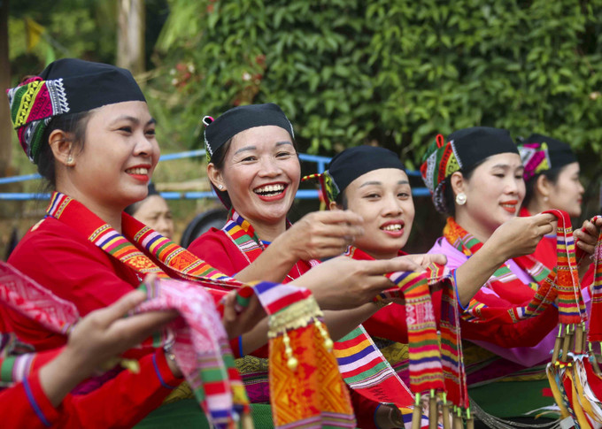 Diễn trò sàng gạo tại lễ Pồôn Pôông của dân tộc Mường tỉnh Thanh Hóa. Ảnh: Tuấn Đức – TTXVN Tái hiện lễ Pồôn Pôông của dân tộc Mường tỉnh Thanh Hóa ảnh 13