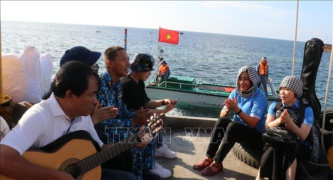Chiến sỹ đảo Thuyền Chài C giao lưu văn nghệ với đoàn cán bộ, chiến sỹ từ đất liền ra thăm đảo. Ảnh: Sỹ Tuyên - TTXVN Thiêng liêng cờ Tổ quốc nơi quần đảo Trường Sa ảnh 17