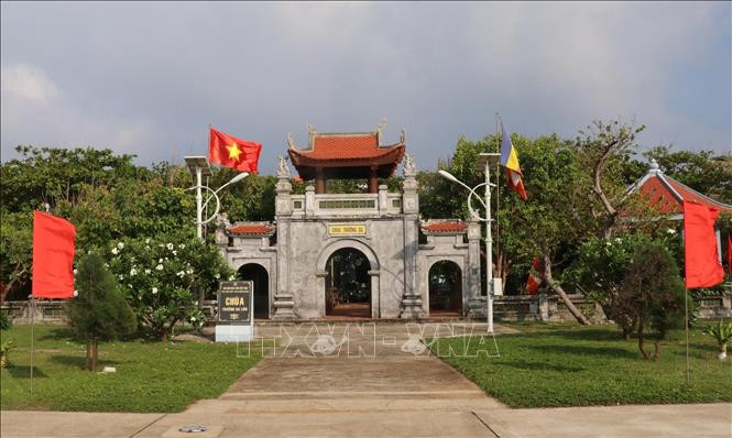 Trước cổng Chùa Trường Sa, tại Thị trấn Trường Sa (huyện Trường Sa, tỉnh Khánh Hoà), cờ Tổ quốc được treo ở vị trí trang trọng. Ảnh: Sỹ Tuyên – TTXVN Thiêng liêng cờ Tổ quốc nơi quần đảo Trường Sa ảnh 1