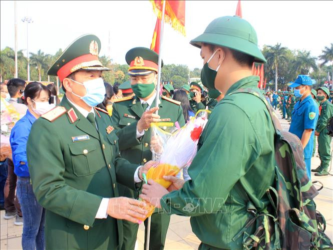 Lãnh đạo Quân khu 5 tặng hoa và động viên các thanh niên lên đường nhập ngũ. Ảnh: Khoa Chương – TTXVN. Kon Tum : Tiến hành lễ giao nhận quân nhanh gọn, đảm bảo công tác phòng chống dịch COVID-19 ảnh 2