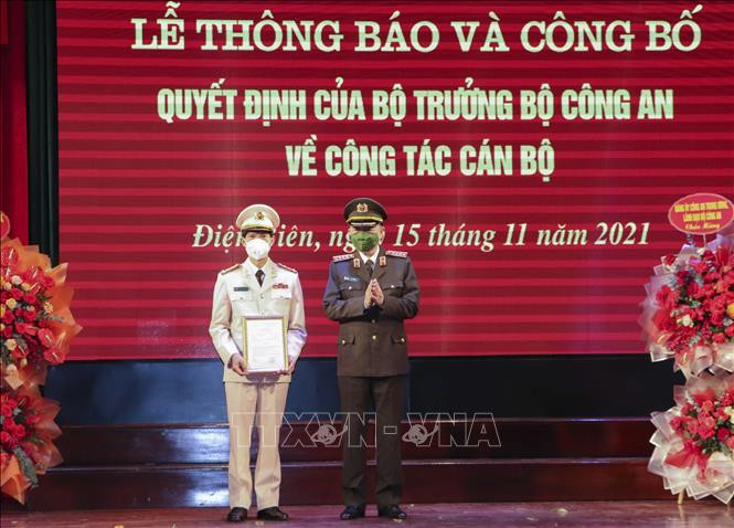Đại tướng Tô Lâm, Ủy viên Bộ Chính trị, Bộ trưởng Bộ Công an trao Quyết định bổ nhiệm Giám đốc Công an tỉnh Điện Biên cho Đại tá Ngô Thanh Bình. Ảnh: Xuân Tư – TTXVN Đại tá Ngô Thanh Bình được bổ nhiệm chức vụ Giám đốc Công an tỉnh Điện Biên ảnh 1