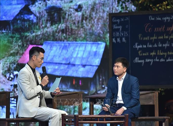 Giao lưu, chia sẻ cùng các giáo viên tại chương trình. Ảnh: TTXVN phát “Thay lời tri ân” – những câu chuyện truyền cảm hứng về người thầy ảnh 4