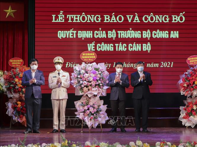 Lãnh đạo tỉnh Điện Biên tặng hoa chúc mừng tân Giám đốc Công an tỉnh Điện Biên. Ảnh: Xuân Tư – TTXVN Đại tá Ngô Thanh Bình được bổ nhiệm chức vụ Giám đốc Công an tỉnh Điện Biên ảnh 2