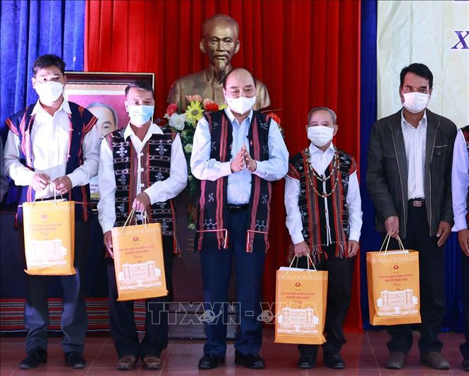 Chủ tịch nước Nguyễn Xuân Phúc tặng quà cho đồng bào các dân tộc xã Ba, huyện Đông Giang. Ảnh: Thống Nhất – TTXVN Chủ tịch nước Nguyễn Xuân Phúc dự Ngày hội Đại đoàn kết toàn dân tộc tại huyện miền núi Đông Giang ảnh 3