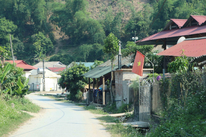 Nhờ có nguồn lực đầu tư của Nhà nước mà đường giao thông ở các thôn bản của huyện Mường Tè (Lai Châu) đã được bê tông hóa, nhựa hóa. Ảnh: Đinh Thùy Giảm nghèo ở vùng “lõi” biên giới Mường Tè ảnh 2