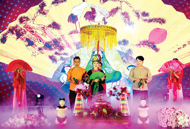 Một nghi lễ hầu đồng trong Festival Thực hành tín ngưỡng thờ Mẫu. Ảnh: Chiến Thắng Đặc sắc tục thờ Mẫu ảnh 2
