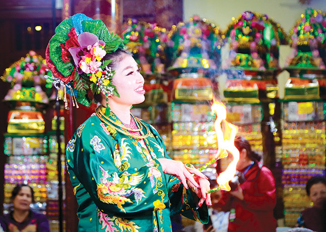 Nghệ thuật âm nhạc, ca từ được thanh đồng thể hiện thăng hoa với nét mặt rạng ngời. Ảnh: Chiến Thắng Đặc sắc tục thờ Mẫu ảnh 1