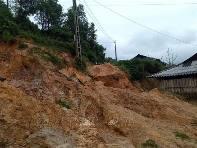 Hoàn lưu bão số 8 và mưa lớn làm ảnh hưởng tới 64 ngôi nhà ở các huyện Văn Yên, Trấn Yên, Văn Chấn, Trạm Tấu của tỉnh Yên Bái. Ảnh: TTXVN phát Hoàn lưu bão số 8 gây nhiều thiệt hại tại Yên Bái ảnh 2