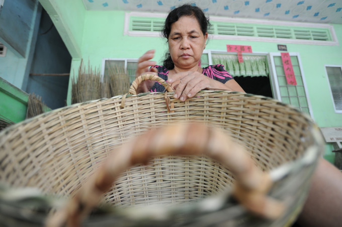 Việc phát triển làng nghề đan lát Phước Qưới góp phần tạo việc làm, nâng cao đời sống cho đồng bào dân tộc Khmer ở xã Phú Tân. Ảnh: An Hiếu Khởi sắc làng nghề đan lát Phước Quới ảnh 3