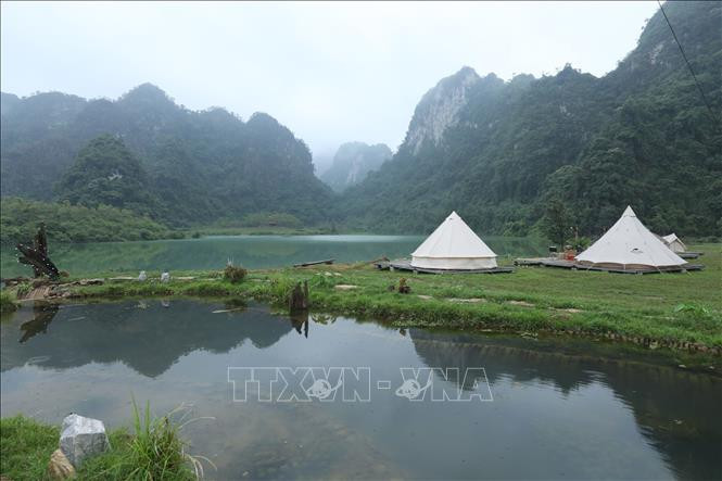 Du khách cắm trại nghỉ dưỡng quanh hồ Nong Dùng. Ảnh: Anh Tuấn – TTXVN Hồ Nong Dùng – điểm cắm trại du lịch nghỉ dưỡng thơ mộng Xứ Lạng ảnh 4
