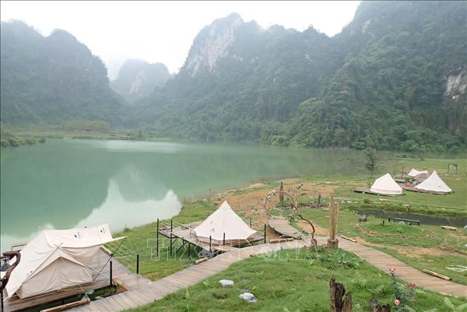 Du khách cắm trại nghỉ dưỡng quanh hồ Nong Dùng. Ảnh: Anh Tuấn – TTXVN Hồ Nong Dùng – điểm cắm trại du lịch nghỉ dưỡng thơ mộng Xứ Lạng ảnh 9