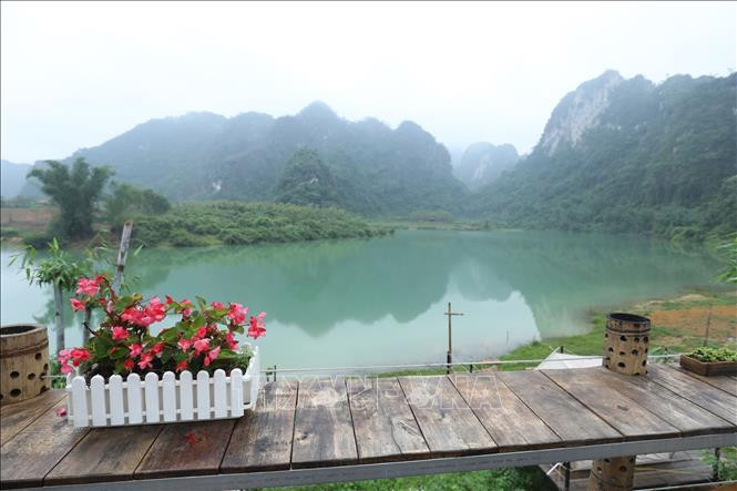 Hồ Nong Dùng nước trong xanh, mát lành, phong cảnh thơ mộng, hùng vĩ. Ảnh: Anh Tuấn – TTXVN Hồ Nong Dùng – điểm cắm trại du lịch nghỉ dưỡng thơ mộng Xứ Lạng ảnh 5