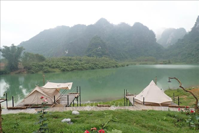 Du khách cắm trại nghỉ dưỡng quanh hồ Nong Dùng. Ảnh: Anh Tuấn – TTXVN Hồ Nong Dùng – điểm cắm trại du lịch nghỉ dưỡng thơ mộng Xứ Lạng ảnh 7