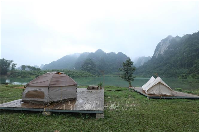 Du khách cắm trại nghỉ dưỡng quanh hồ Nong Dùng. Ảnh: Anh Tuấn – TTXVN Hồ Nong Dùng – điểm cắm trại du lịch nghỉ dưỡng thơ mộng Xứ Lạng ảnh 6