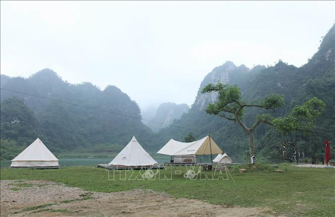 Du khách cắm trại nghỉ dưỡng quanh hồ Nong Dùng. Ảnh: Anh Tuấn – TTXVN Hồ Nong Dùng – điểm cắm trại du lịch nghỉ dưỡng thơ mộng Xứ Lạng ảnh 1