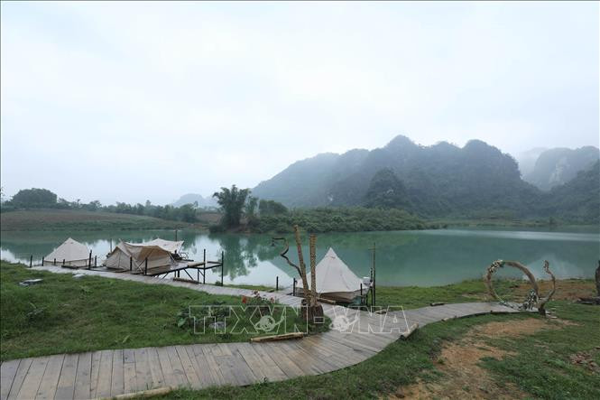 Du khách cắm trại nghỉ dưỡng quanh hồ Nong Dùng. Ảnh: Anh Tuấn – TTXVN Hồ Nong Dùng – điểm cắm trại du lịch nghỉ dưỡng thơ mộng Xứ Lạng ảnh 10