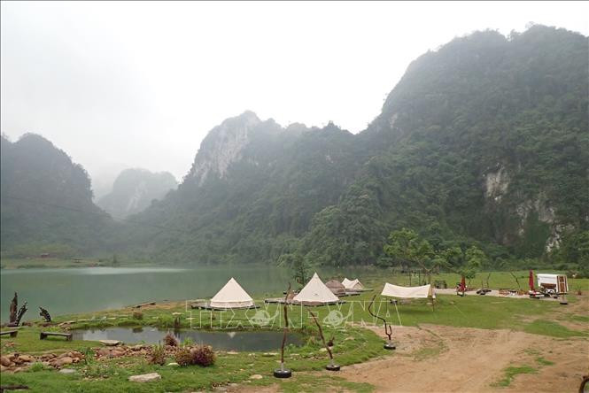 Du khách cắm trại nghỉ dưỡng quanh hồ Nong Dùng. Ảnh: Anh Tuấn – TTXVN Hồ Nong Dùng – điểm cắm trại du lịch nghỉ dưỡng thơ mộng Xứ Lạng ảnh 3