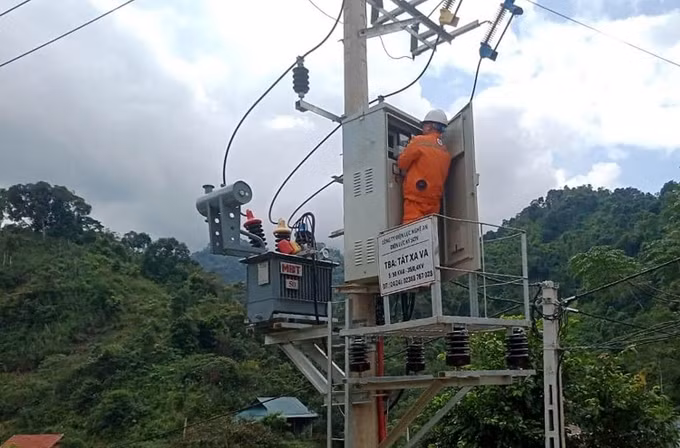 Nghệ An đưa điện lưới quốc gia về các bản biên giới khó khăn ảnh 2