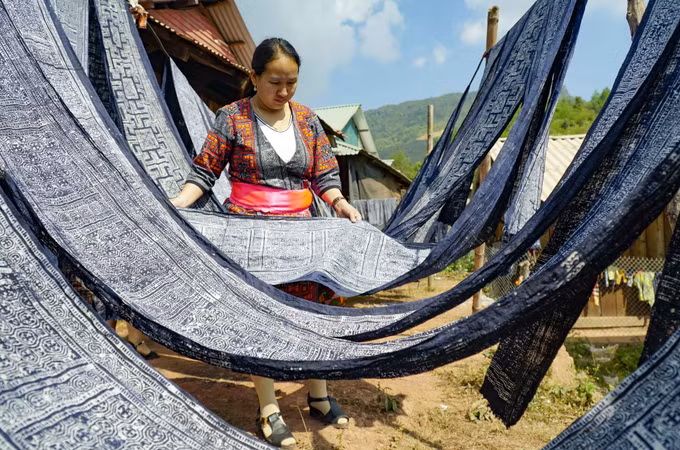 Điện Biên: Nghề thêu may trang phục dân tộc Mông ở biên giới Nậm Pồ ảnh 3