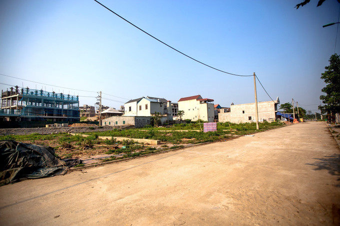 Một khu tái định cư sơ sài bởi hệ thống điện chiếu sáng lắp đặt trong khu tái định cư chưa một lần hoạt động nay đã hoen gỉ, nước sạch sinh hoạt và hệ thống xử lý nước thải không có. Ảnh: Trọng Đạt-TTXVN Người dân ngóng chờ nước tại khu tái định cư ở Hòa Bình ảnh 7