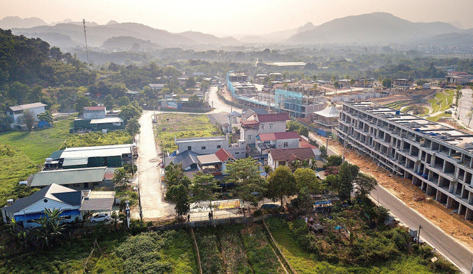 Khu tái định cư nằm ngay bên cạnh Dự án xây dựng Khu đô thị sinh thái và dịch vụ Cửu Long trên địa bàn thôn Giếng Xạ, Cư Yên, Lương Sơn, Hòa Bình. Ảnh: Trọng Đạt-TTXVN Người dân ngóng chờ nước tại khu tái định cư ở Hòa Bình ảnh 1