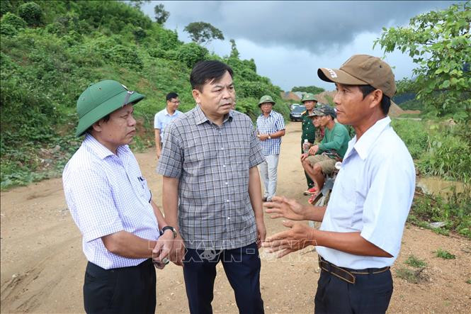 Thứ trưởng Bộ NN&PTNT Nguyễn Hoàng Hiệp (đứng giữa) trao đổi với người dân vùng lòng hồ của công trình. Ảnh: Tuấn Anh – TTXVN Giải pháp cấp bách gỡ vướng cho dự án hồ chứa nước Krông Pách Thượng ảnh 2